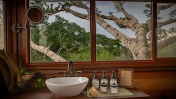 Luxe boomhut | Badkamer | Een douche, een regendouche, een bidet, handdoeken