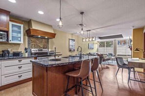 Fridge, microwave, oven, stovetop - ALPS Guesthouse at Solara Resort and Spa (Canmore)