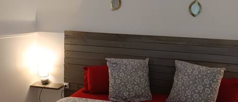 1 slaapkamer, een strijkplank/strijkijzer, reisbedje, gratis wifi