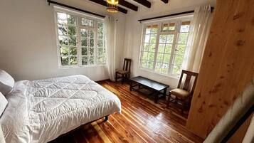 4 bedrooms, iron/ironing board, WiFi, bed sheets