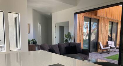 Guesthouse ~Beautiful private Paradise gated Garden courtyard & Mountain Views