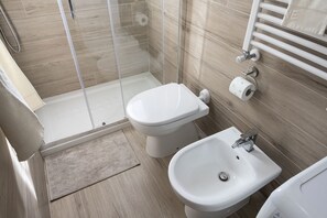 Haartrockner, Handtücher, Seife, Shampoo