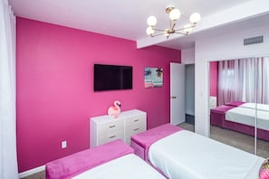 2 habitaciones, escritorio y tabla de planchar con plancha