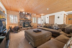 Smart TV, fireplace, DVD player, video library - Luxurious Hyes in the Woods (Big Bear City)