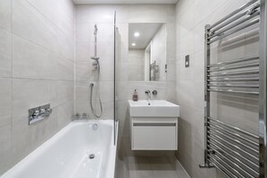 Hair dryer, towels, soap, shampoo - Luxury Notting Hill on Canal at City of Westminster beside portobello market (London)
