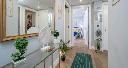 Luxury Notting Hill on Canal at City of Westminster beside portobello market