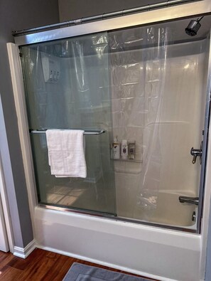 Dusche, Haartrockner, Handtücher, Seife