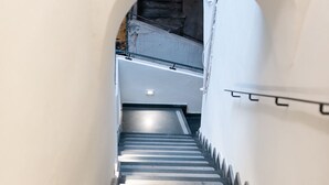 A staircase with a handrail, leading to a landing with a metal railing. - B&Bio Architiello (Naples)