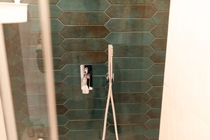 Habitación individual de lujo | Baño | Ducha y cabezal de ducha tipo lluvia