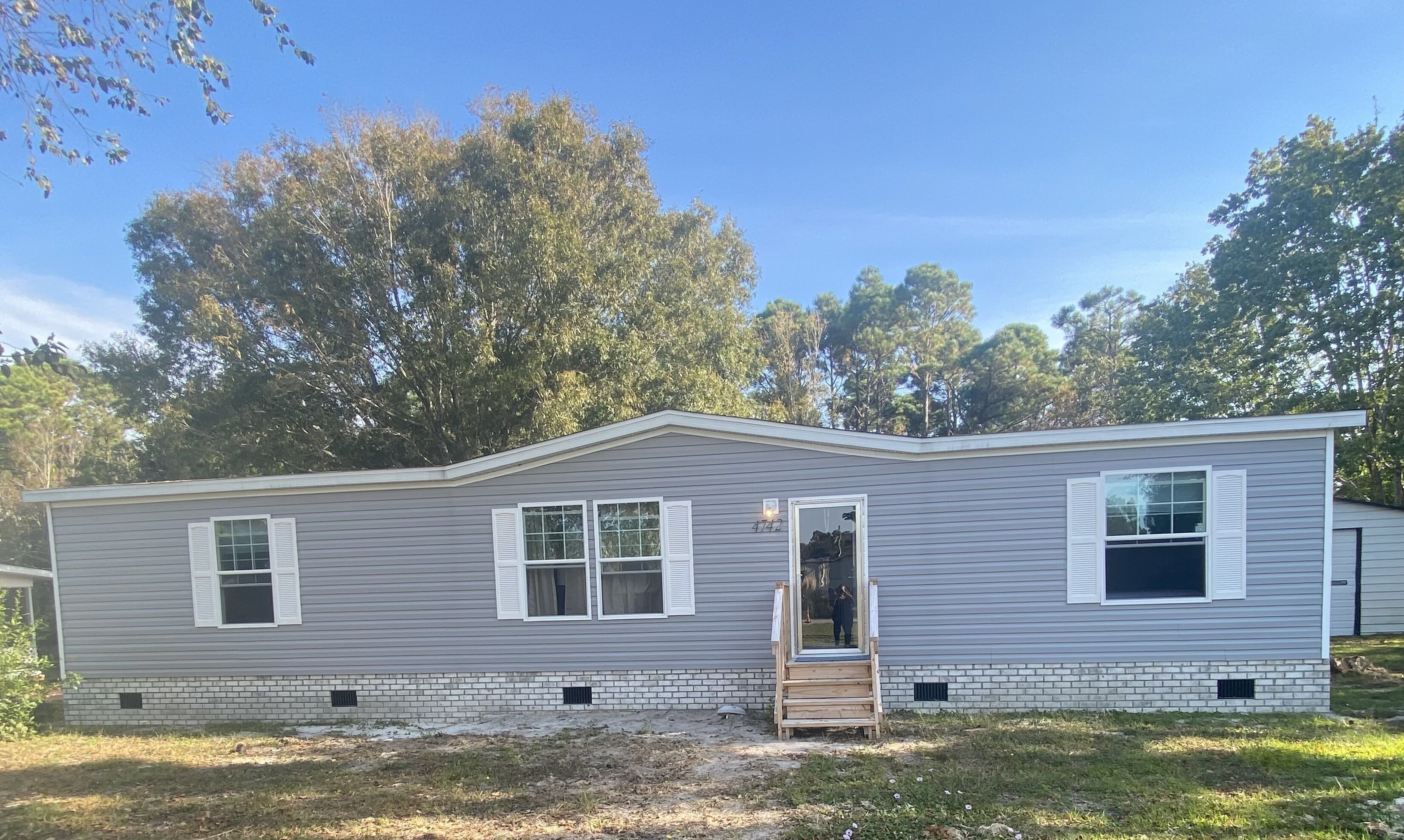 New Southport house 4 miles from beach and town.
