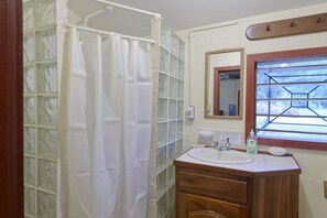 Dusche, Haartrockner, Handtücher, Seife