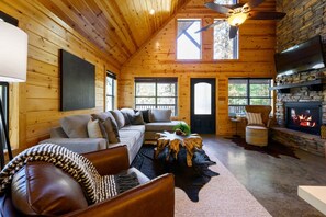 Smart TV, fireplace - Luxury Cabin Hot Tub Romantic Broken Bow Hochatown (Broken Bow)