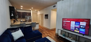 Living area - Downtown Views 24 Hr Amenities Resort Style Pool (Houston)