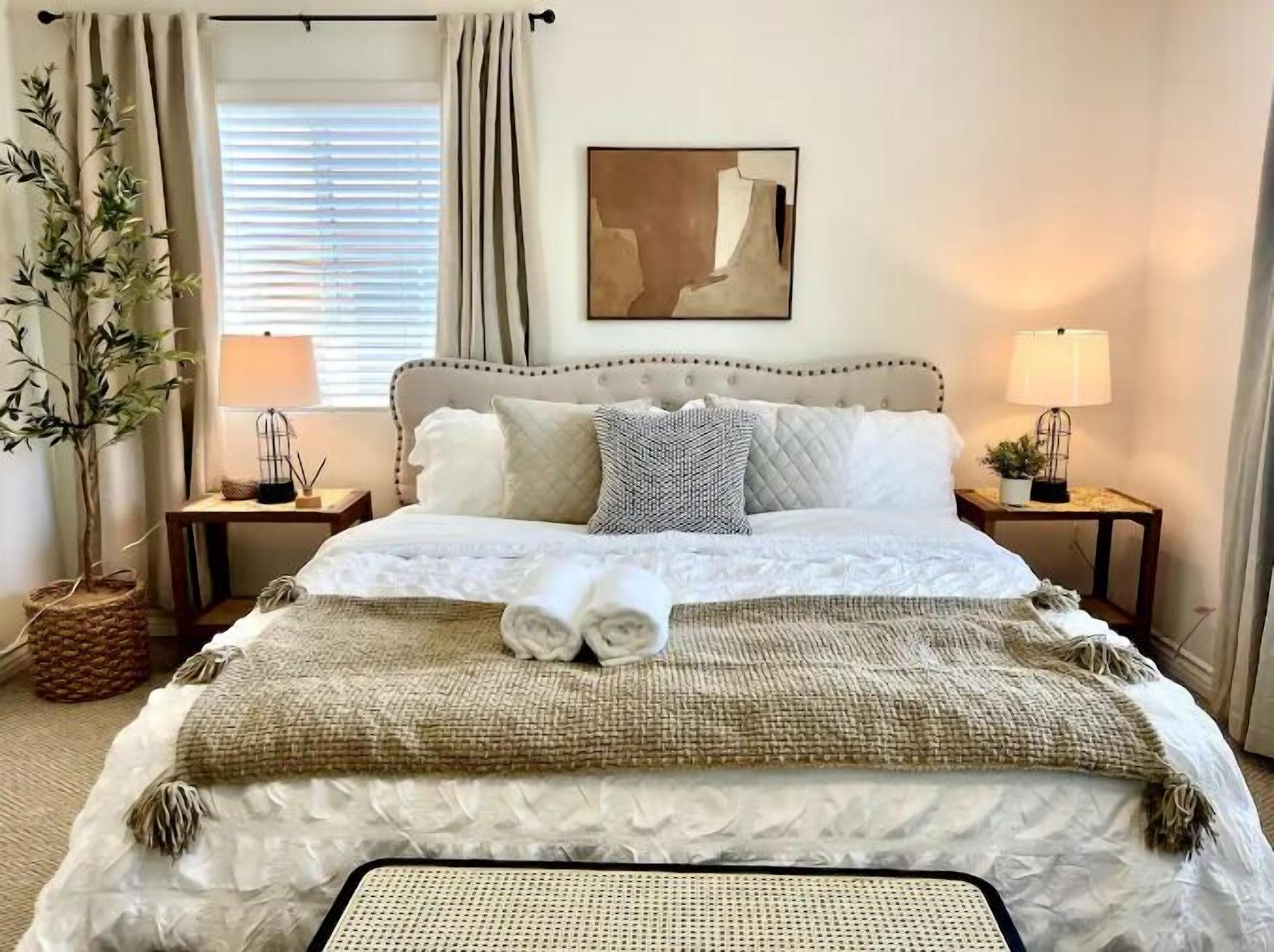 20% OFF Weekly Stay - 4 BR - 3 miles to Airport