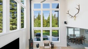 Smart TV, fireplace, video games, table tennis