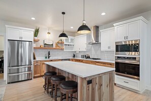 Kylskåp, mikrovågsugn, ugn och spishäll