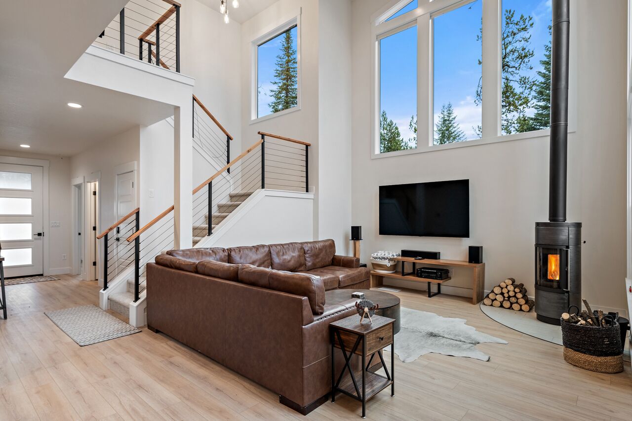 Smart-tv, eldstad, tv-spel och ett bordtennisbord