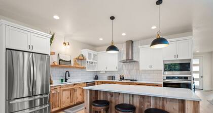 Luxury Cabin • Lake Cascade/Tamarack & Hot Springs