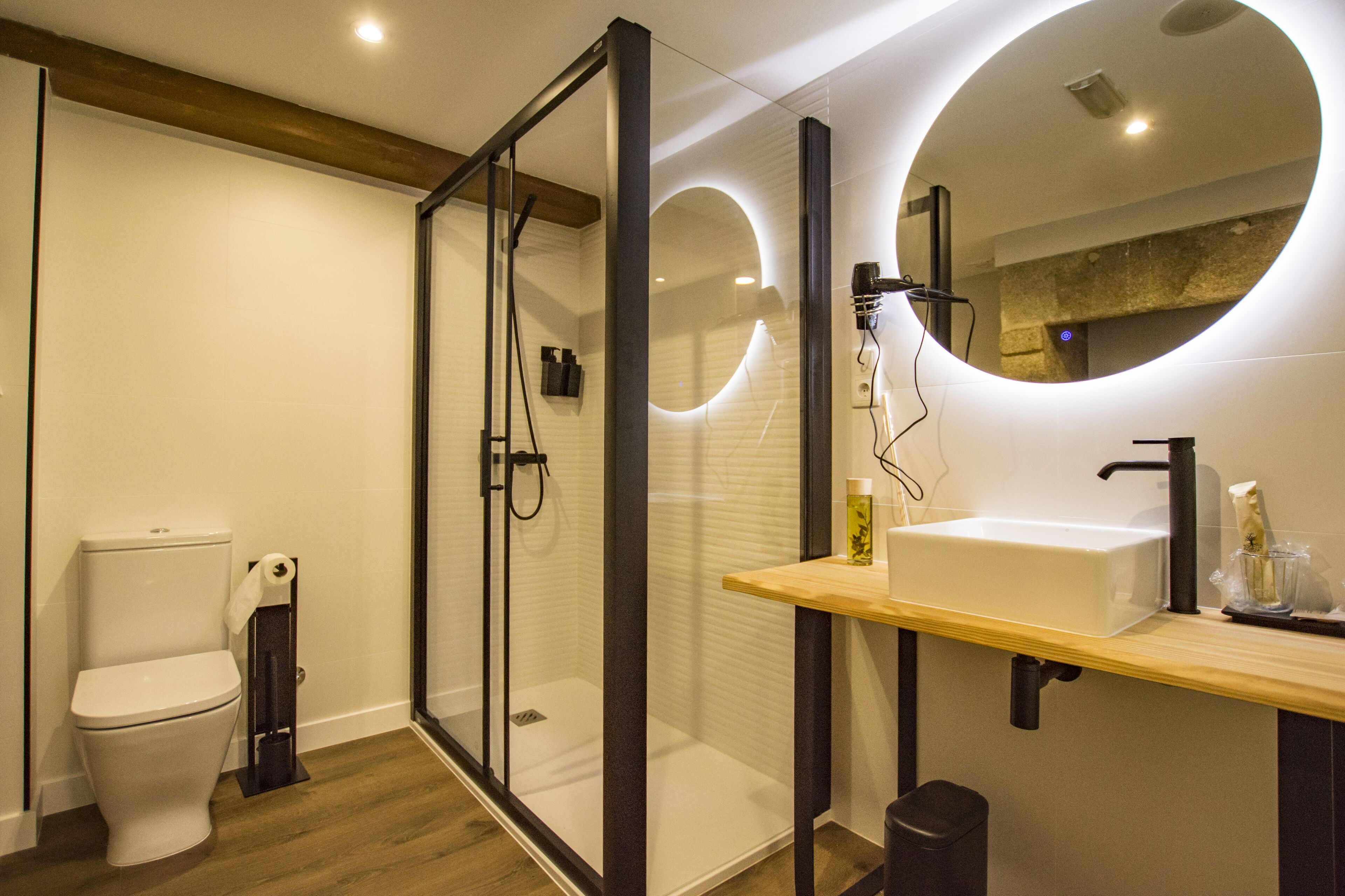 Deluxe Triple Room | Bathroom | Hair dryer
