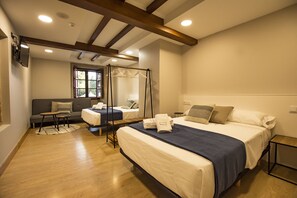 Premium bedding, memory-foam beds, free minibar, individually furnished - NÓMADE SANTIAGO (Santiago de Compostela)
