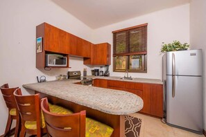 Kühlschrank, Mikrowelle, Ofen, Wasserkocher mit Kaffee-/Teezubehör