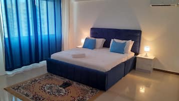 4 quartos, ferros/tábuas de passar roupa, berço de viagem, roupa de cama