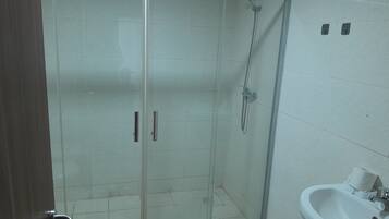 Chuveiro, bidê, toalhas de banho, sabonete