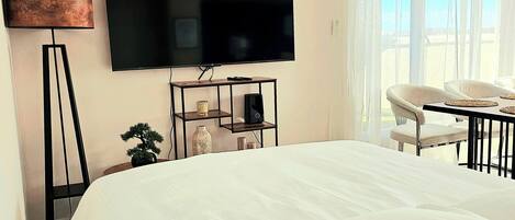 2 habitaciones, tabla de planchar con plancha y cuna de viaje