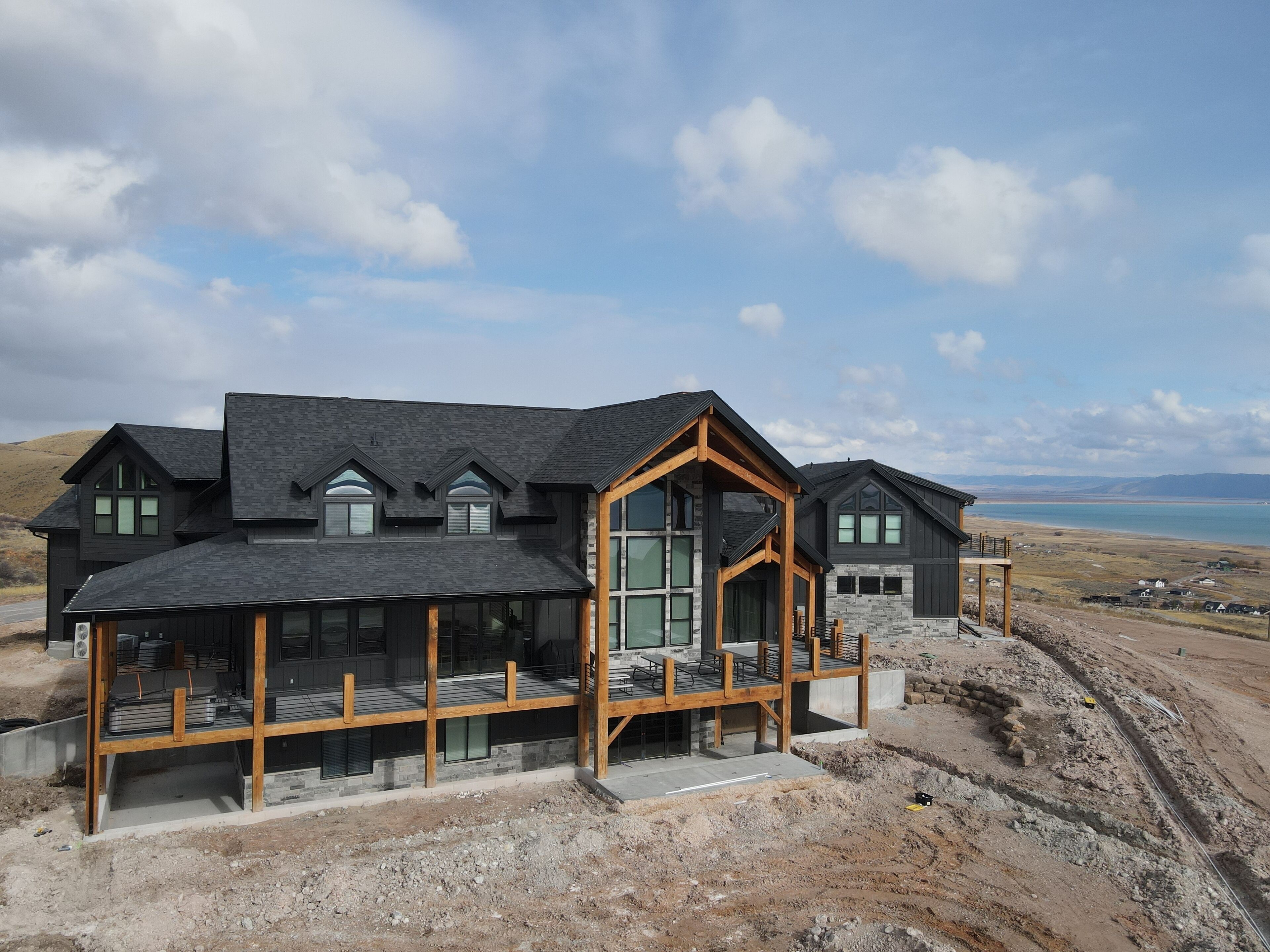 Fun Large cabin in gated community near bear lake. 