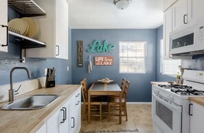 Private kitchen - Boathouse Cabin in Lakewood Cabins Complex Near Village Cabin 7 (Big Bear Lake)