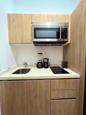 Een koelkast, een magnetron, een kookplaat