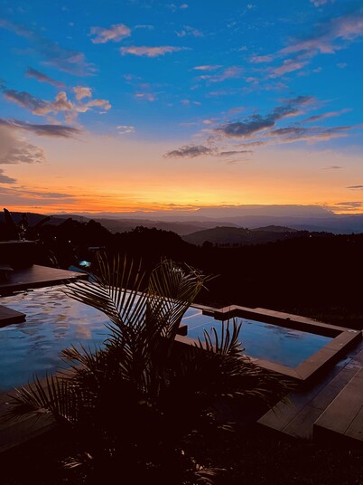 Casa de Campo Tipo Chalet con Jacuzzi y Piscina, Expectacular Vista al Atardecer