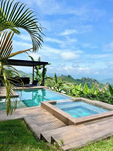 Casa de Campo Tipo Chalet con Jacuzzi y Piscina, Expectacular Vista al Atardecer