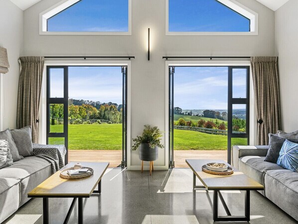 Smart-tv, pejs, bøger, kontorer