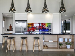 Køleskab, mikrobølgeovn, ovn, kogeplade