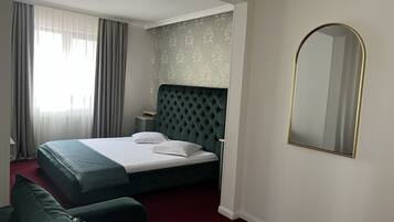 Family Double Room | Minibar, desk, blackout drapes, soundproofing