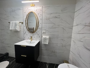 Quarto casal família | Banheiro | Chuveiro, produtos de toalete grátis, secador de cabelo, chinelos
