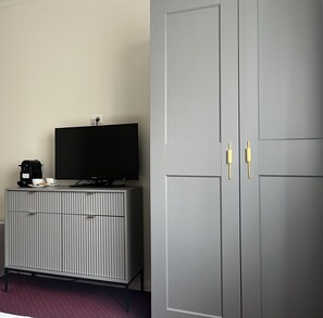 Minibar, desk, blackout curtains, soundproofing - Eden Boutique Accommodation (Bucharest)