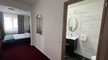 Quarto casal família | Frigobar, escrivaninha, cortinas blackout, quartos à prova de som