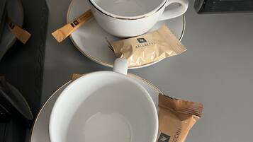 Frigobar, escrivaninha, cortinas blackout, quartos à prova de som