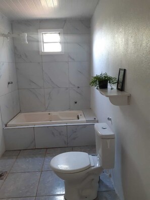 Dusche, Haartrockner, Seife, Toilettenpapier