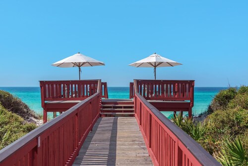 PRIVATE BEACH/POOL ACCESS-Pristine Condition-Close to Town Center/Beach-2 Bikes