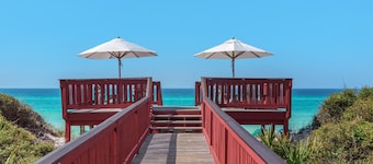 PRIVATE BEACH/POOL ACCESS-Pristine Condition-Close to Town Center/Beach-2 Bikes