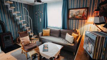 Fernseher, Kamin, Bücher, Musikbibliothek