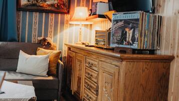 Fernseher, Kamin, Bücher, Musikbibliothek