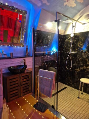 Dusche, Haartrockner, Handtücher, Seife