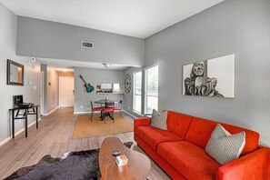 Smart TV, fireplace, stereo