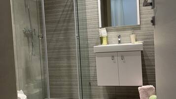 Een douche, een haardroger, handdoeken, zeep