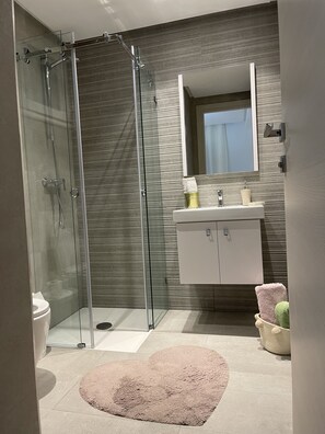 Dusche, Haartrockner, Handtücher, Seife