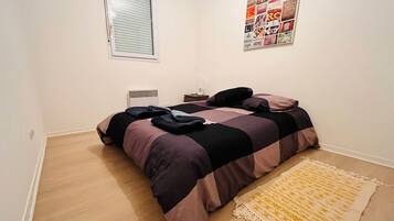 2 slaapkamers, een strijkplank/strijkijzer, gratis wifi, beddengoed